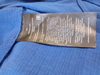 Mono azul con cinturón y volantes