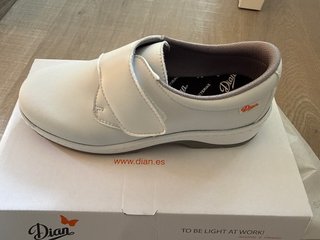 Zuecos Dian cerrados blancos