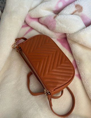 Bolso marrón con cadena