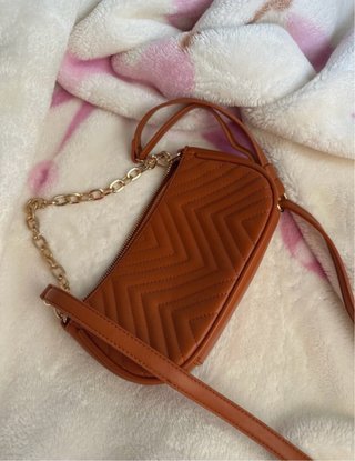 Bolso marrón con cadena