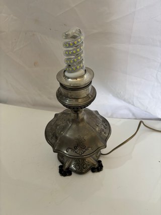 Lámpara de metal decorada