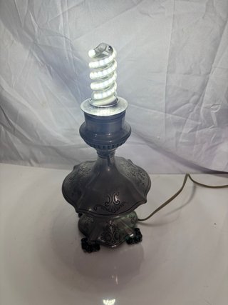 Lámpara de metal decorada