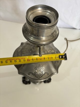 Lámpara de metal decorada