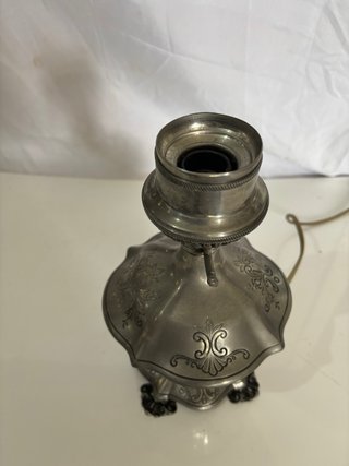 Lámpara de metal decorada