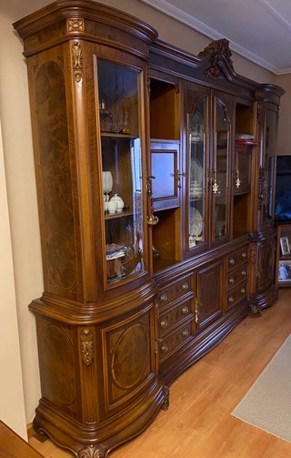 Mueble de comedor de madera y cristal