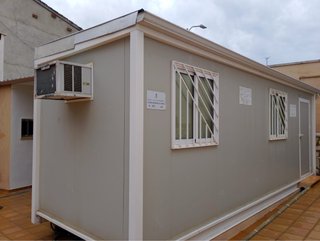 Caseta prefabricada gris y blanca para obras etc..