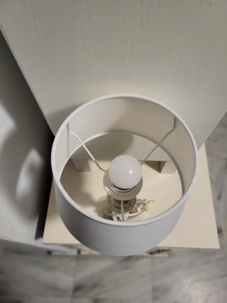 Lámpara de mesa beige y blanca