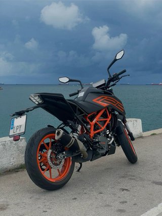 KTM Duke 125cc 2022 Negra y Naranja
