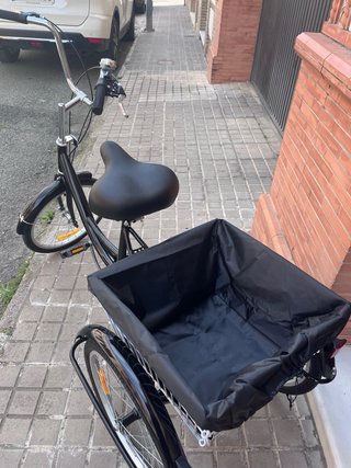Triciclo adulto negro con cesta