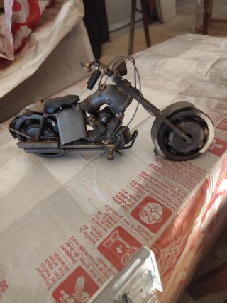 Figura de moto artesanal de metal 8 y 10€