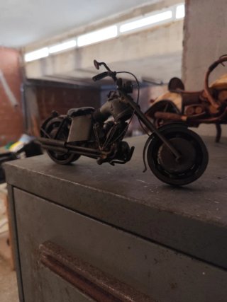 Figura de moto artesanal de metal 8 y 10€
