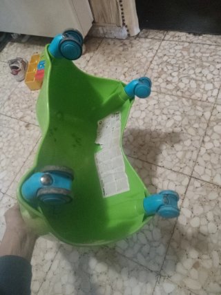 Coche de juguete oruga verde