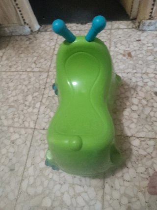 Coche de juguete oruga verde