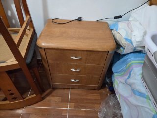 Cómoda, mesita y somieres con patas