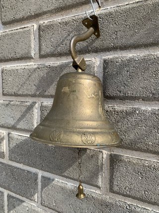 Campana antica in bronzo decorata
