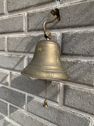 Campana antica in bronzo decorata