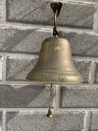 Campana antica in bronzo decorata