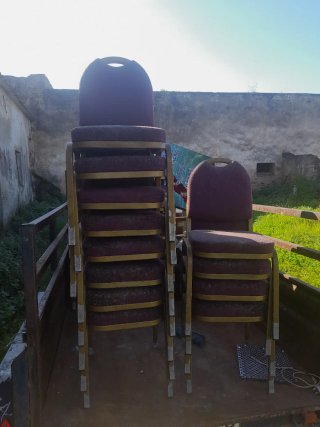 Sillas apilables doradas y moradas