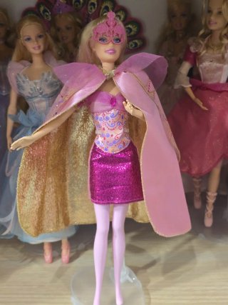 Barbie Corinne, Barbie y las mosqueteras. 2009