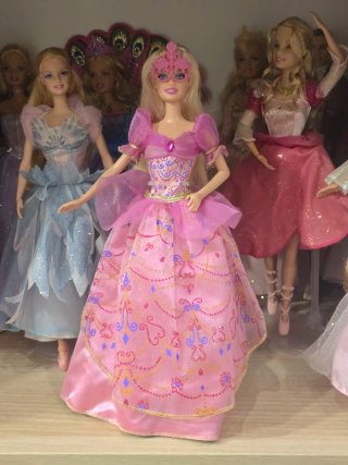 Barbie Corinne, Barbie y las mosqueteras. 2009