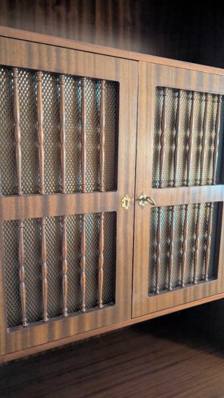 Mueble antiguo para vinos