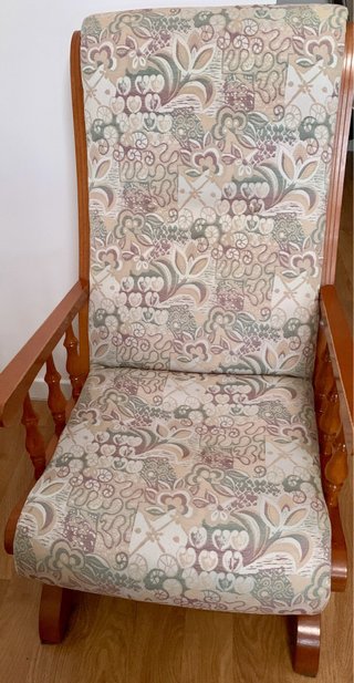 Mecedora antigua de tela y madera