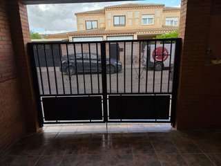 Puerta de carruajes metálica negra