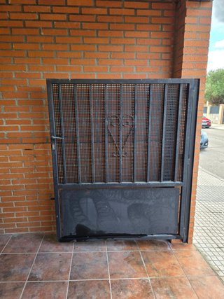 Puerta de carruajes metálica negra