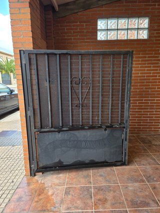 Puerta de carruajes metálica negra