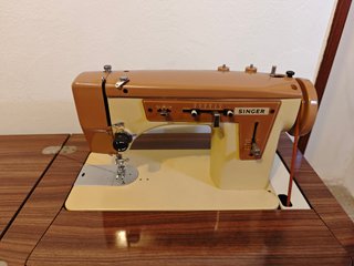 Máquina de coser Singer con mueble