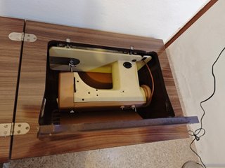 Máquina de coser Singer con mueble