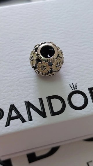 Charm Pandora Pradera de prímulas con esmalte