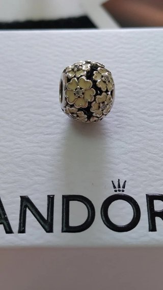Charm Pandora Pradera de prímulas con esmalte