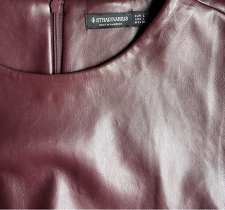 Top piel vegana burdeos asimétrico Stradivarius