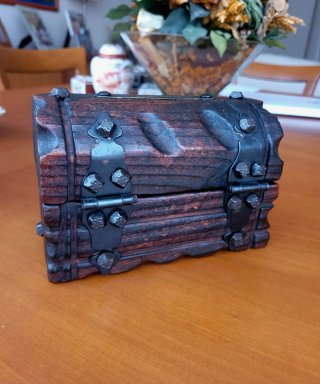 Cofre hucha madera con detalles metálicos