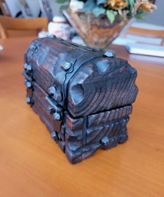 Cofre hucha madera con detalles metálicos