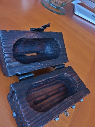 Cofre hucha madera con detalles metálicos
