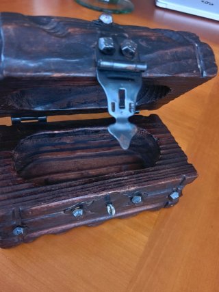 Cofre hucha madera con detalles metálicos