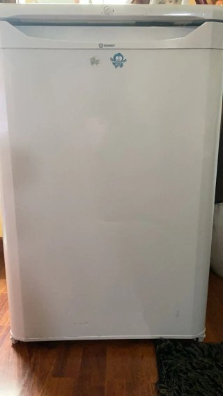 Nevera pequeña blanca
