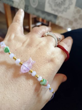 Pulsera hilo con pez morado y cuentas