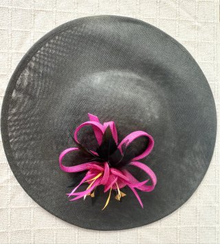 Pamela de boda negra con flor rosa - sombrero