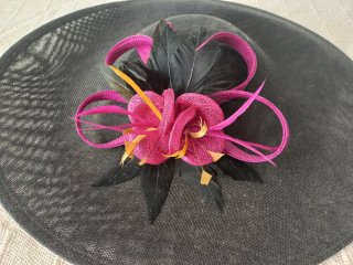 Pamela de boda negra con flor rosa - sombrero
