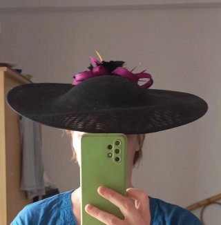 Pamela de boda negra con flor rosa - sombrero