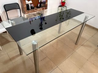 Mesa de comedor cristal y metal