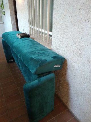 Sofá de terciopelo verde esmeralda