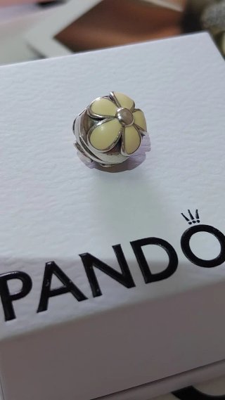Clip Pandora Lindas margaritas (con esmalte)