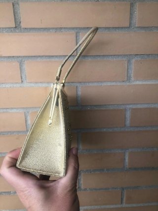 Bolso de fiesta dorado con pedrería