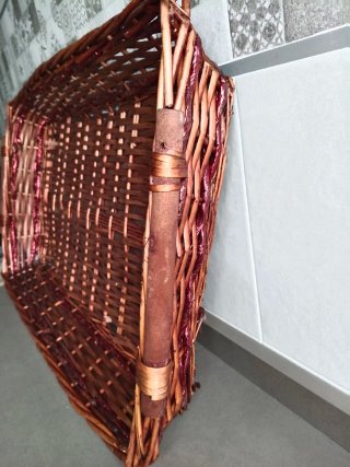 Cesta de mimbre y madera con asas