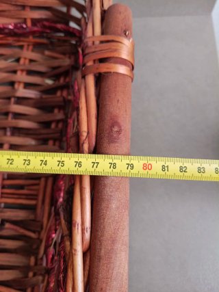 Cesta de mimbre y madera con asas