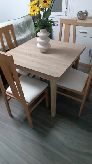 Mesa de comedor y 4 sillas